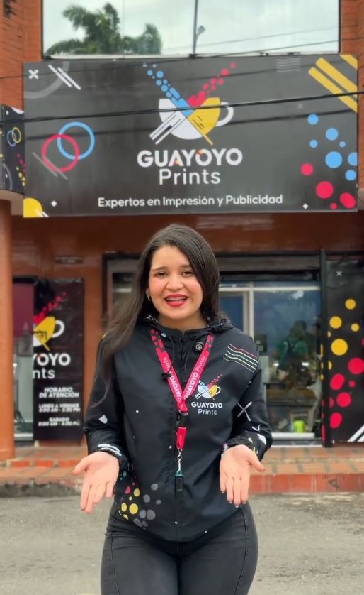 Fachada de Guayoyo Prints en Maturín con una integrante del equipo en uniforme
